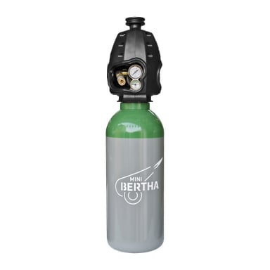En grön och grå Argon-gasflaska märkt "Strandmöllen" står upprätt, utrustad med en svart ventilmontering som inkluderar tryckmätare och kopplingar. Den rymmer en 8→8 liters argonbensinpåfyllning.