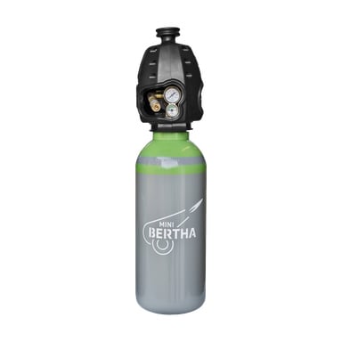 En grå och grön Strandmöllen Argonmix Refill 8→8 l gasflaska står upprätt, utrustad med en svart regulator med två tryckmätare och mässingskopplingar.