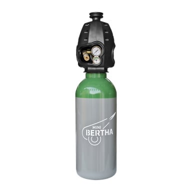 En grön och grå Strandmöllen Argon-gasflaska märkt Upgrade/Refill 5 till 8 liter står upprätt, toppad med en svart ventilmontering utrustad med tryckmätare och kopplingar.