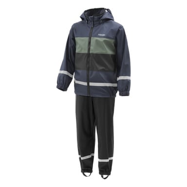 Kayoba Outdoor Children's Rain Suit koostuu kahdesta osasta: huppullinen, vetoketjullinen etupuku, jossa on laivastonsiniset, vihreät ja harmaat vaakaraidat, sekä mustat housut, joissa on joustavat hihansuut. Sekä takissa että housuissa on heijastavat nauhat hihoissa ja housunlahkeiden alaosassa paremman näkyvyyden takaamiseksi.