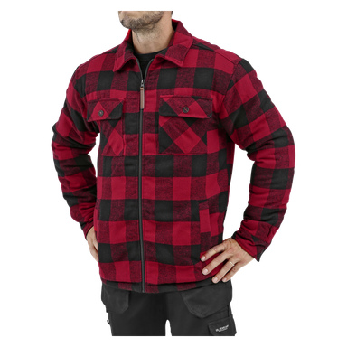 En person står med händerna på höfterna, klädd i en Bluewear Men's jacka med en röd och svart rutig design med bröstfickor, dragedd över en svart skjorta och matchad med svarta byxor.