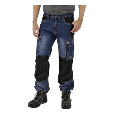 En person är klädd i blå denimbyxor från Bluewear Men's Service med svarta förstärkta knän och flera fickor, kombinerat med en grå t-shirt. Outfiten avslutas med svarta arbetsstövlar med gula snören.