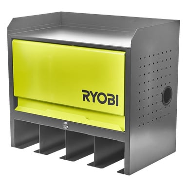 Ett grått och klargult Ryobi-väggskåp med fällbara ytterdörr, fyra förvaringsfack längs botten, ett centrallås nedanför och ventilationshål på höger sida.