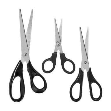 Ett set med tre Menuett-saxar med svarta handtag, var och en i olika storlek, står upprätt. Den största saxen är till vänster, den medelstora till höger och den minsta i mitten.