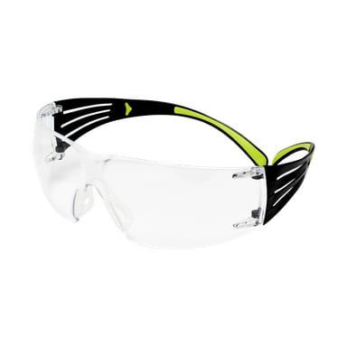 3M SecureFit Schutzbrille mit klarem, gebogenem Objektiv und schwarz-grünen Armen. Die Arme haben kleine Belüftungsschlitze, und ein Nasenrücken sorgt dafür, dass sie sicher bleiben und in verschiedenen Umgebungen Augenschutz bieten.