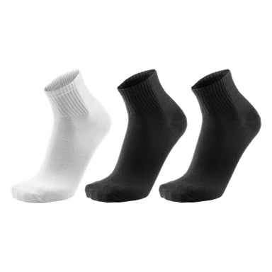 Kolme nilkkapituista sukkaa Bluewearin "Socks 3 pairs" -setistä on esitetty pystyasennossa. Setissä on yksi valkoinen sukka ja kaksi mustaa sukkaa, joissa kaikissa on uurrelliset hihansuut ja yksinkertainen, kuvioton ulkonäkö.
