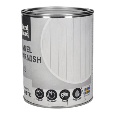 En övervägande vit metallburk med grå detaljer visar etiketten "Hard Head Panel Varnish." Framsidan visar ikoner som indikerar snabb torkning, omlackeringstid, lämplighet för inomhusanvändning, vattenbaserad formel, matt vit finish och inkluderar en liten svensk flagga.