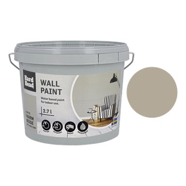 En grå plasthink märkt Hard Head Wall Paint rymmer 2,7 liter matt, varm beige vattenbaserad inomhusfärg. Etiketten visar en prov av beige färg och en bild av ett modernt rum med en randig stol.