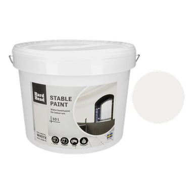 En vit plasthink med etiketten Stable paint by Hard Head, 10 liter, vattenbaserad för inomhusbruk och helt matt vit. Hinken visar flera ikoner, ett foto av ett fönster och ett prov på färgen på höger sida.