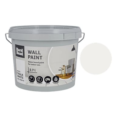 En 2,7-liters grå plastbehållare med Hard Head väggfärg, matt kritvit. Etiketten visar ikoner för inomhus, tvättbar och vattenbaserad, tillsammans med ett färgprov och den citerade texten Hard Head Wall paint, matt kritvita.