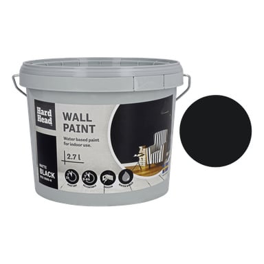 En 2,7-liters plasthink med Hard Head väggfärg i matt svart för inomhusbruk. Etiketten visar ett målat rum, en lista över produktfunktioner och en enfärgad svart färgprov bredvid hinken. Texten inkluderar Hard Head Wall Paint Matte Black och för inomhusbruk.