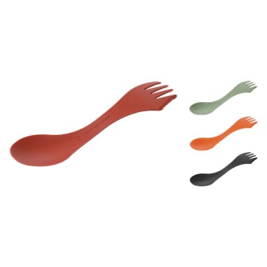 Fyra plastiga Light My Fire Sporks i rött, grönt, orange och svart visas. Varje redskap har en sked i ena änden och en gaffel i den andra. Den röda Sporken visar "Light My Fire" präglat på sitt handtag.