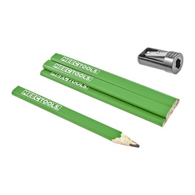 Seks grønne Meec Tools Carpenter's blyanter for stein vises i en 6-pakning, med tre uspissete, én spisset og en sølvspisser i nærheten.