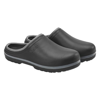 Kayoba Outdoor Garden-tofflor är svarta, slip-on tskor med slutna tår och låga klackar. De har texturerade sulor och en lätt upphöjd rygg.