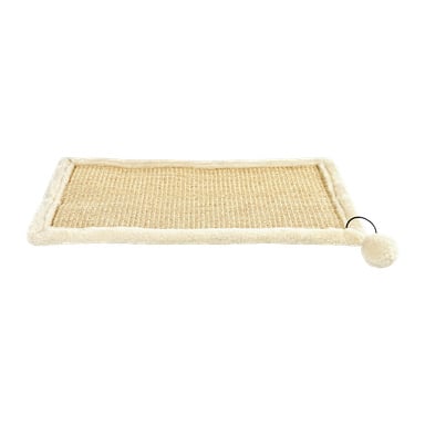 En rektangulär beige kattmatta med en sisalvävd mittdel och mjuka kanter, med en rund, mjuk boll hängande från ett hörn på ett svart snöre.