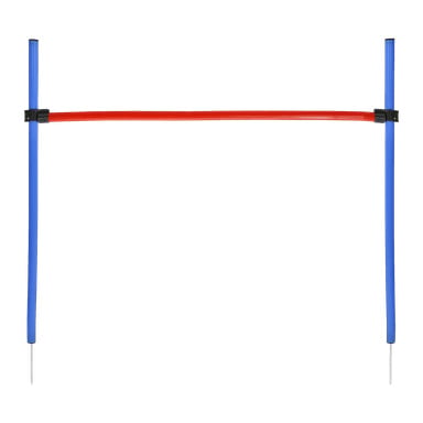 Två blå stolpar med spetsiga metallspetsar är förbundna upptill med en flexibel röd stång, vilket bildar Kayoba Agility-häcken.