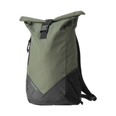 Ein grün-schwarzer Rucksack mit Rollverschluss ist aufrecht und mit einer Schnalle verschlossen. Es hat an der Seite eine Netztasche und zeigt vorne unten den Markennamen Kayoba.