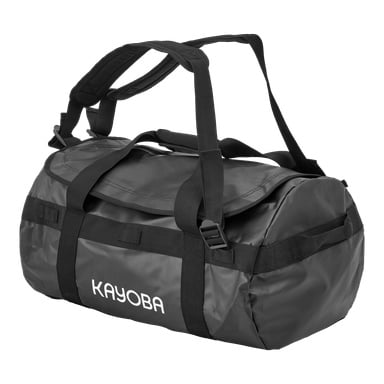 En svart duffelbag från Kayoba med märket i vitt på ena sidan. Väskan har flera svarta remmar och spännen och är tillverkad av hårt, vattenavvisande tyg.