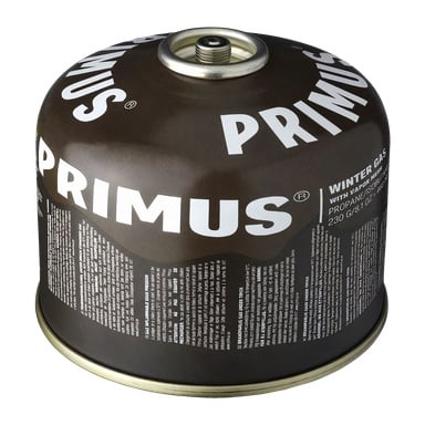 En brun Primus Winter Gas-behållare med vitmärkning, avsedd för utomhusbruk i spisen. Den metalliska behållaren visar säkerhets- och användningsuppgifter på sidan och är utrustad med en metallventil på toppen.