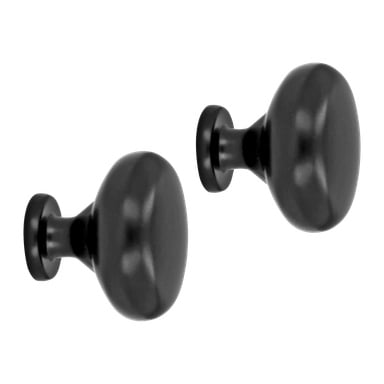 Et par "Knob, black 2-pack" kabinettknotter fra Hard Head vises. Knottene har et rundt design med korte sylindriske sokler og en blank, glatt finish, hver vinklet litt oppover og mot høyre.