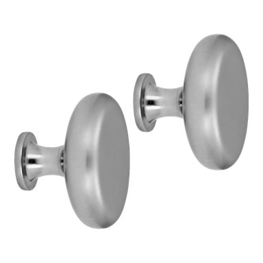 Et par Hard Head Knob-dørhåndtak i matt kromfinish, vist med en børstet metalloverflate, forsiktig avrundede kanter og kompakte stilker. Begge knottene er plassert for å vise side- og frontutsikt.