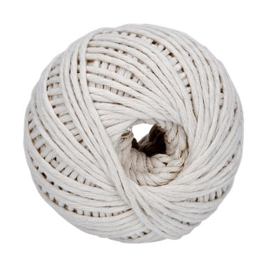 Et nærbilde viser Hard Head Cotton-tråd sammenrullet i en pen sirkulær form, som fremhever den detaljerte teksturen og det tette mønsteret på den viklede strengen, med et synlig hull i midten.