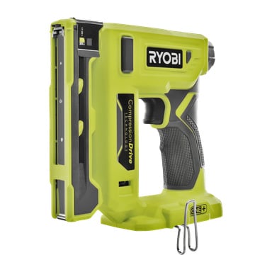 En gul og svart Ryobi One+ batteridrevet stiftepistol, modell R18ST50-0, er plassert for å fremheve siden, håndtaket og magasinet. Det er en metallklips ved basen, sammen med synlige merke- og modellmerker på verktøyet.