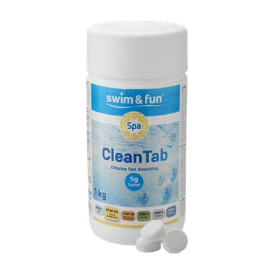 En hvit plastboks merket Swim fun Klortabletter, 1 kg, står oppreist med to klortabletter plassert foran.