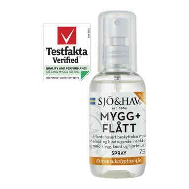 En Sjö & hav Mosquito and Tick spray spray spray med gjennomsiktig kork, plassert ved siden av et Testfakta Verified-merke som indikerer kvalitet og ytelse. Etiketten understreker bruk av plantebasert beskyttelse med sitron-eukalyptusolje.