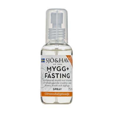 En klar plastsprayflaska märkt Mygg- och fästingmedel från Sjöö&Hav, innehållande 75 ml växtbaserad insekts- och fästingmedel med citroneukalyptusolja. Etiketten har orange detaljer.