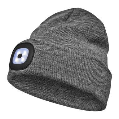 En grå Kayoba Outdoor Beanie med en integrerad LED-strålkastare framtill, som lyste i ett starkt vitt ljus. Mössan är enkel i stilen, utan synliga logotyper eller extra detaljer.