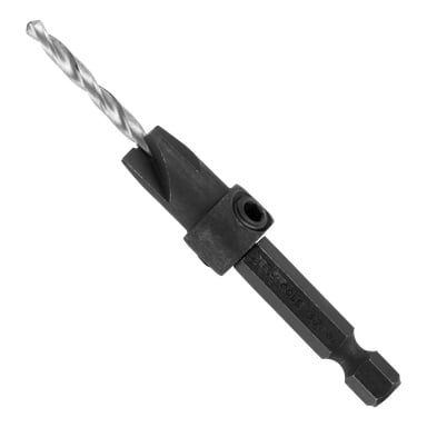Wiertarka Meec Tools Plug z metalowym wiertłem jest mocowana do czarnego adaptera sześciokątnego, który zawiera boczną śrubę utrzymującą wiertło na miejscu.