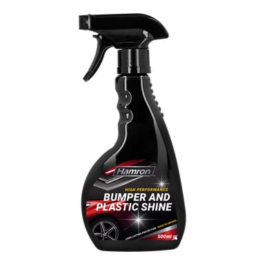 En svart sprayflaska med röda och silverfärgade detaljer, märkt "Hamron Plastic polish Bumper & plastic shine," och med en bild av en bilstötfångare och hjul. Flaskan anger "High Performance", rymmer 500 ml och noterar att den är tillverkad i Sverige.