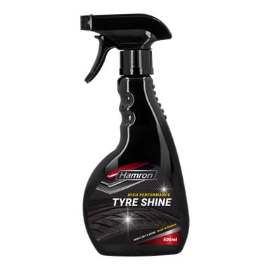 En 500 ml svart sprayflaska med Hamron Tyre Shine Spray, Dry & Shine, med en etikett på en bild på ett glansigt däck och orden "Spray, Dry & Shine" tillsammans med "Made in Sweden.".