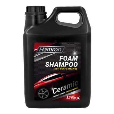 En 2,5-liters svart flaska Hamron Ceramic Foam Shampoo Ceramic Power, med en etikett med en röd bilbild och orden "Ceramic Power Made in Sweden." Mössan finns uppe till vänster.