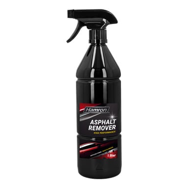 En svart 1-liters Hamron Tar and Asphalt Remover sprayflaska med röda, vita och gula etikettdetaljer. Etiketten betonar "fläckfri kraft" och noterar att produkten är tillverkad i Sverige. Flaskan har ett utlösarspraymunstycke.
