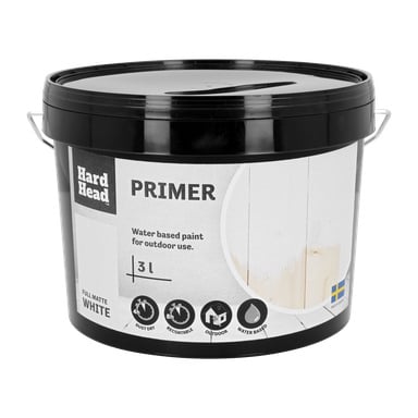 En svart plastbøtte har teksten Hard Head Primer Full matt hvit, beskrevet som en vannbasert maling for utendørs og omlakkering. 3-liters bøtten har en helt matt hvit finish og anbefales for utendørs bruk.