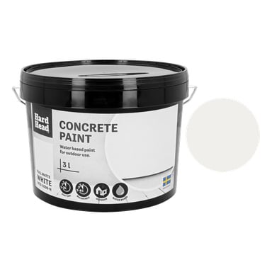 En svart plastboks med Hard Head Concrete-maling (3 L) med svensk flagg-motiv vises. Etiketten lyder hvit, vannbasert og egnet for utendørs. En hvit malingsprøve vises ved siden av badekaret.