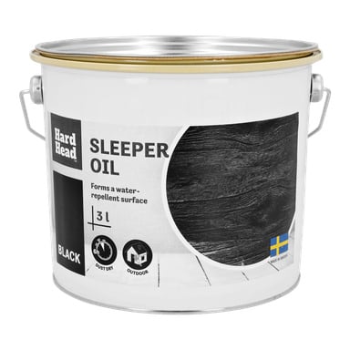En 3-liters burk med Hard Head Sleeper-olja i svart, designad för utomhusbruk för att skapa en vattenavvisande yta. Behållaren visar en svensk flagga, trämönster och ikoner som visar dess användningsområden. Det finns text på burken som lyder: Hard Head Sleeperolja Svart Utomhus Bruksfärdig Vattenavvisande.