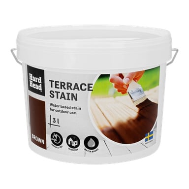 En 3L Hard Head Terrace-betshink med en etikett som visar en bild av en pensel som applicerar brun bets på trä. Etiketten visar ikoner för vattenbaserat, utomhusbruk och brun färg. En svensk flagga syns i nedre högra hörnet.