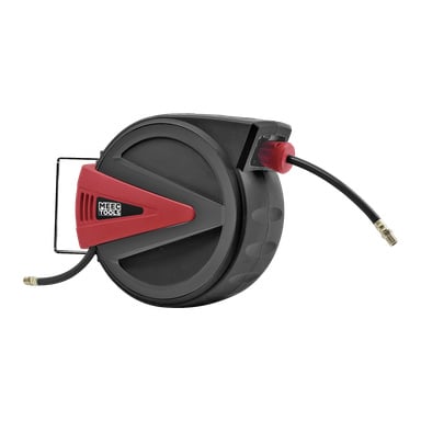 En Meec Tools tryckluftsslangsretraktor, designad med en svart och röd infällbar rulle, en kort svart slang och mässingsbeslag, är monterad på väggen.