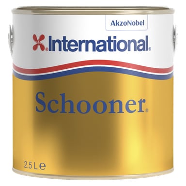 En 2,5-liters burk International Varnish Schooner har en gyllene bakgrund, accentuerad av ett vågmönster i rött, vitt och blått, med AkzoNobel-logotypen placerad högst upp.