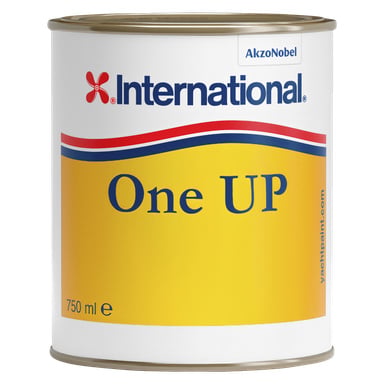 En 750 ml-burk av International Primer One UP med en gul och vit etikett, där AkzoNobel-logotypen upptill och yachtpaint.com längs sidan.