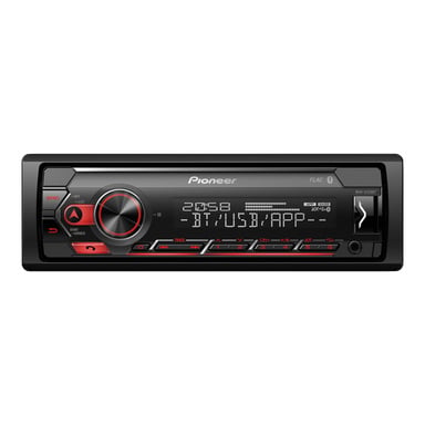 En Pioneer MVH-S420BT bilstereo-huvudenhet med en digital display som visar "USB APP", flera kontrollknappar, en framträdande central ratt och en USB-port placerad till höger. Stereon är mestadels svart med rödmarkerade detaljer.