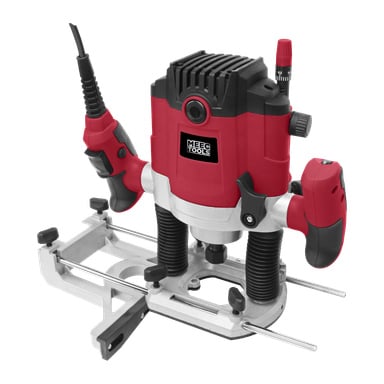Punamustassa Meec Tools -jyrsinessä on ergonomiset kahvat, syvyyssäätönuppi, metallipohja ja virtajohto, joka on kiinnitetty vasempaan kahvaan.