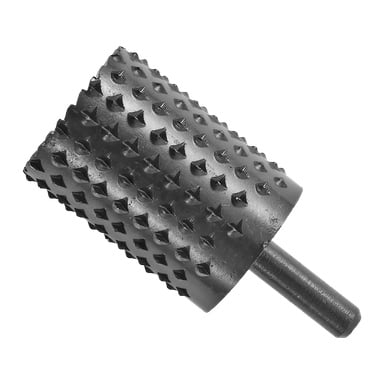 Närbild av en Meec Tools cylindrisk trärasp, som visar dess taggiga, texturerade yta och en slät skaft, avsedd för att forma eller snida material som trä eller plast.