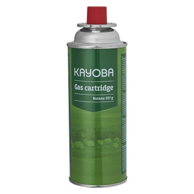 En grön behållare med ett rött lock, märkt "Kayoba Gas cartridge butane gas," som visade produktinformation och instruktioner på etiketten, och toppad med en metallisk komponent.