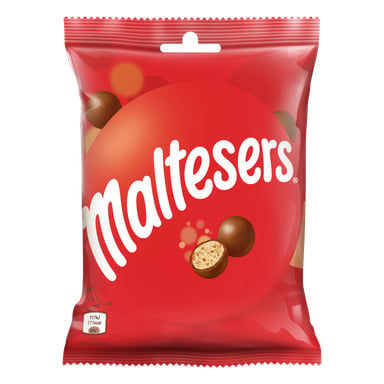 Czerwona torba Maltesers zawiera wyraźnie wyeksponowane logo, zdjęcia całych i połowowych czekoladowych kulek słodowych oraz szczegóły odżywcze umieszczone w lewym dolnym rogu.
