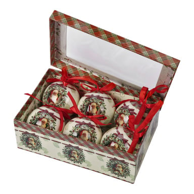Ett set med sex EKVIP-julgranskulor är arrangerat i en dekorativ låda, som har festliga kransmönster längs sidorna och ett rutigt lock med transparent fönster. Ornamenten inuti visar alla tomteillustrationer och är toppade med röda band för upphängning.