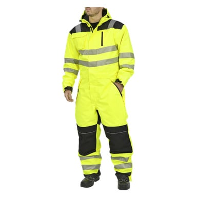 Henkilö, joka on pukeutunut Bluewear-näkyviin haalareihin keltaisessa ja mustassa, heijastavilla raidoilla ja huppu vedettynä, seisoo yhdellä kädellä taskussa. Asu on tarkoitettu turvallisuus- tai rakennustarkoituksiin.